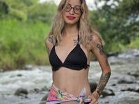 cam girl playing with vibrator MerryMendezz