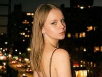 camgirl masturbating with sex toy SophiePeachy