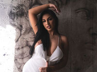 cam girl playing with vibrator RaysaRosse
