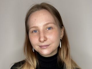 hot cam girl fingering shaved pussy ChantellHammett