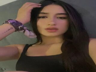 cam girl showing tits EvelynFontain