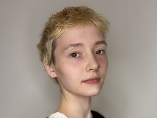 camgirl masturbating with dildo JenelleBarette