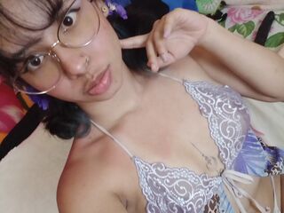 beautiful webcam girl KiaraLeono