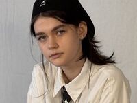 girl fingering bald pussy LeannMolineaux