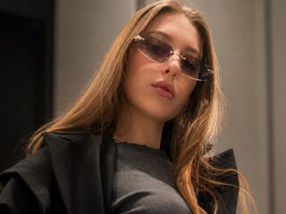 camgirl masturbating with dildo RosamondLaich