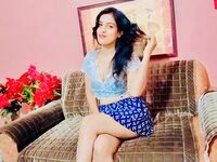 naughty camgirl masturbating with dildo TaraLeo